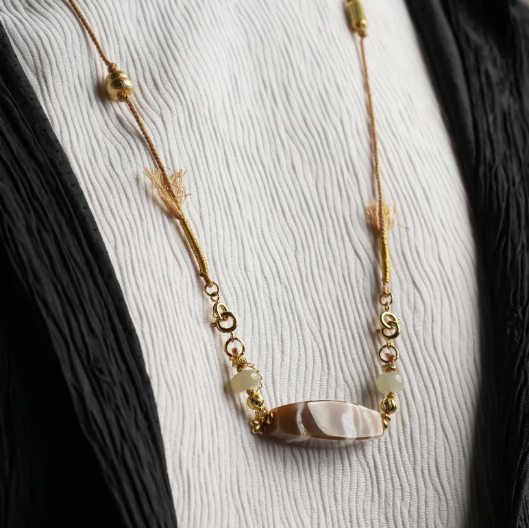 Peak Sugar-White Dzi Necklace